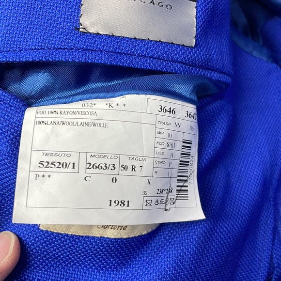 Perfect & gorgeous! Unconstructed blue blazer. Top of the chain! 3 button. - Picture 16 of 16